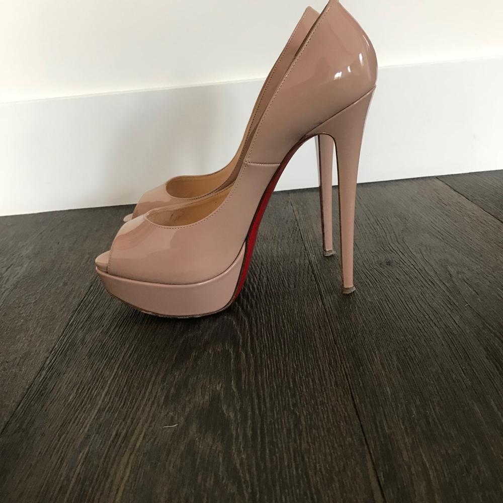 Christian louboutin nude patent leather heel